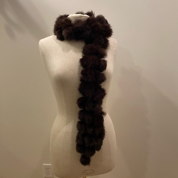 Pom Pom Brown Fur Scarf / Size 6 W x 56 L - Picture 5 of 7